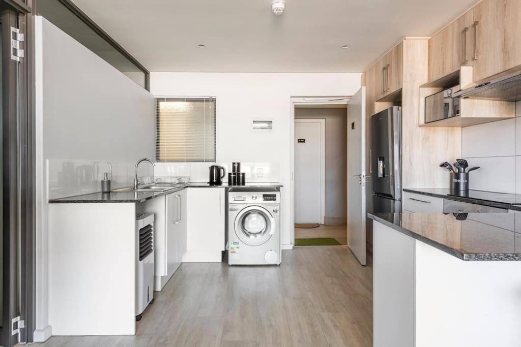 Chic, Central, Family & Group Stay - Stylish 2 Ensuite Bedroom Apartment With Spacious Balcony Kapstaden Exteriör bild